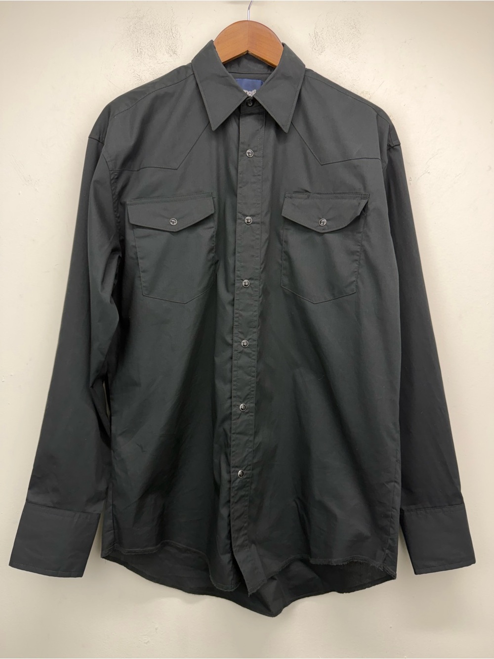 Wrangler size Medium Men’s Black Pearl Snap Long Sleeve Cowboy Western Shirt